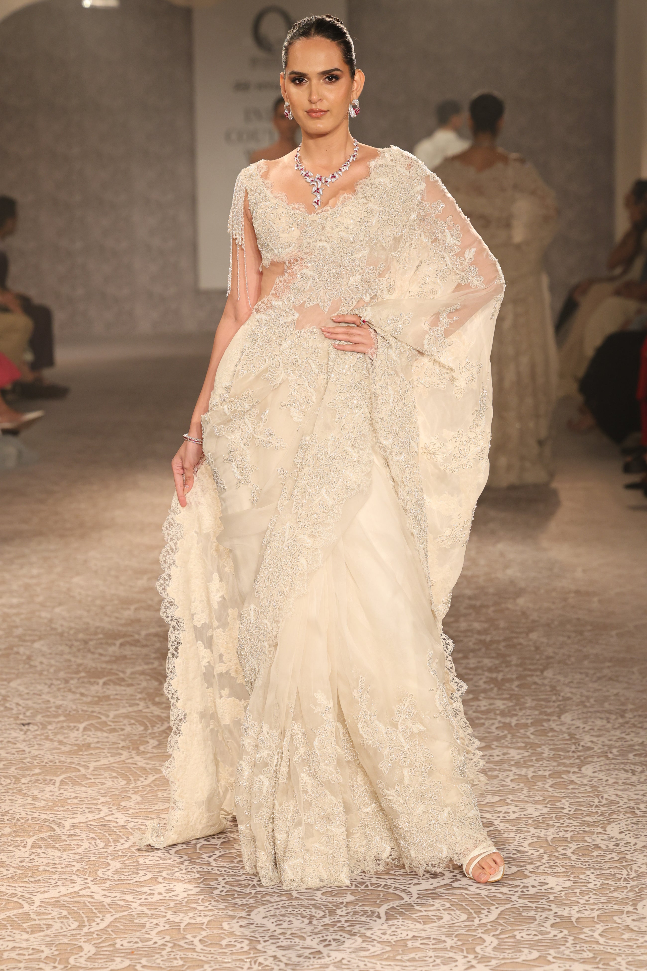 The Luna Sari